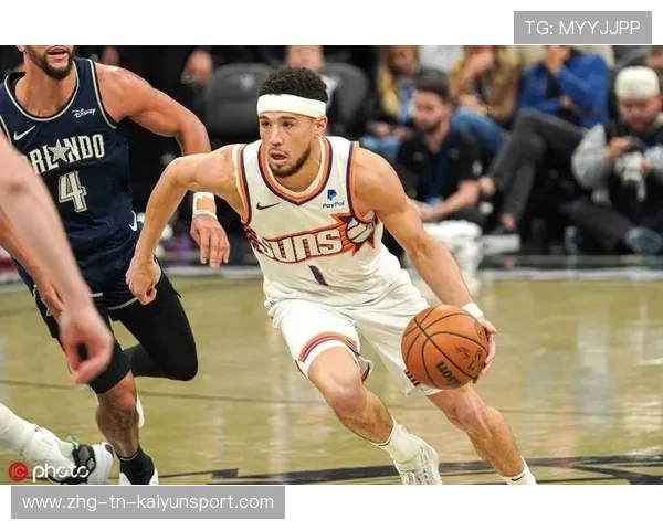 布克突破得分，太阳进攻端全面开花